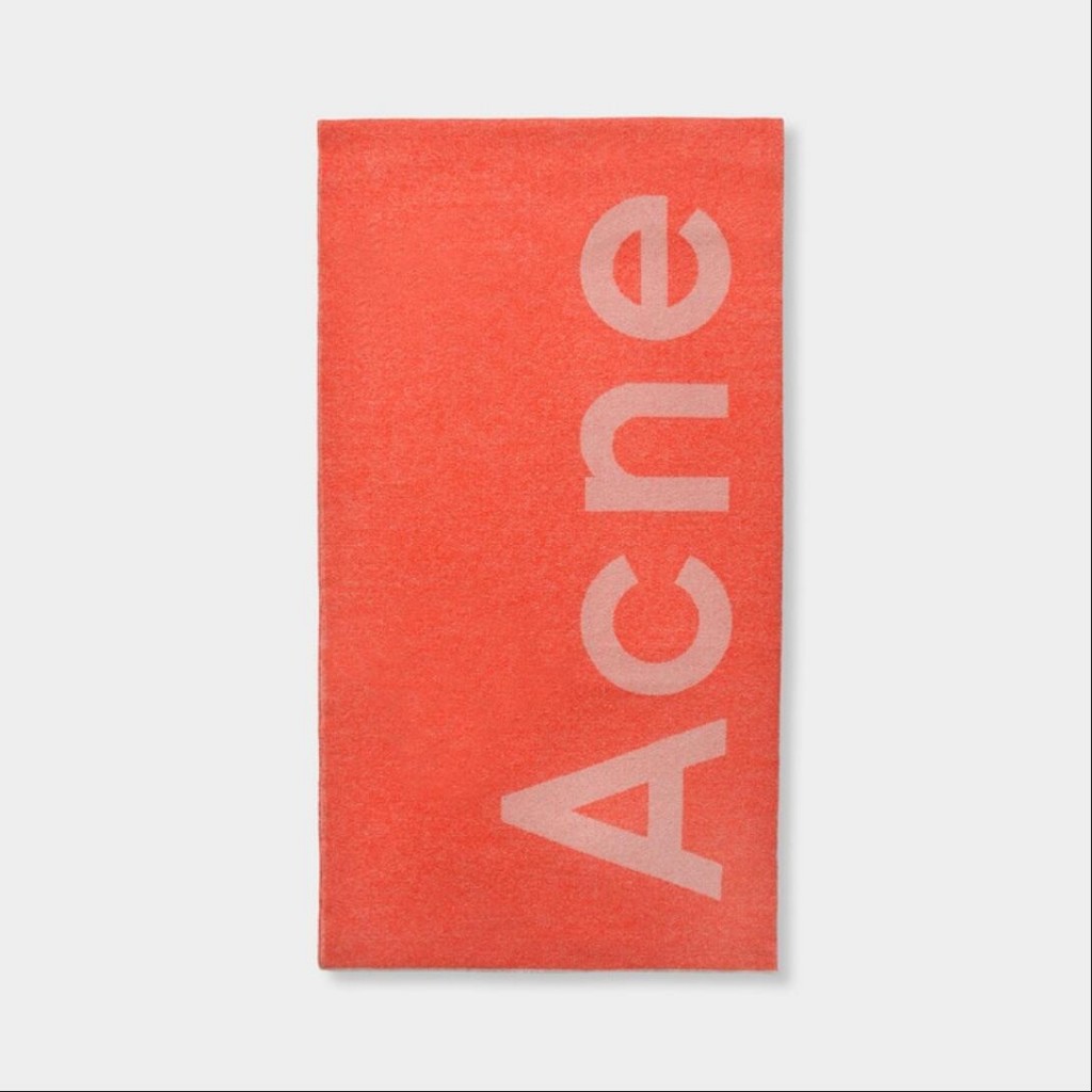 一条难求的Acne Studios超大条Logo围巾
