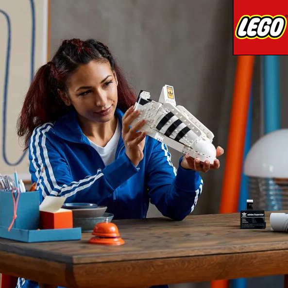 鞋控必须收藏！ LEGO X adidas 打造「乐高超级巨星球鞋」，积木零件神复制贝壳鞋头、三叶标志
