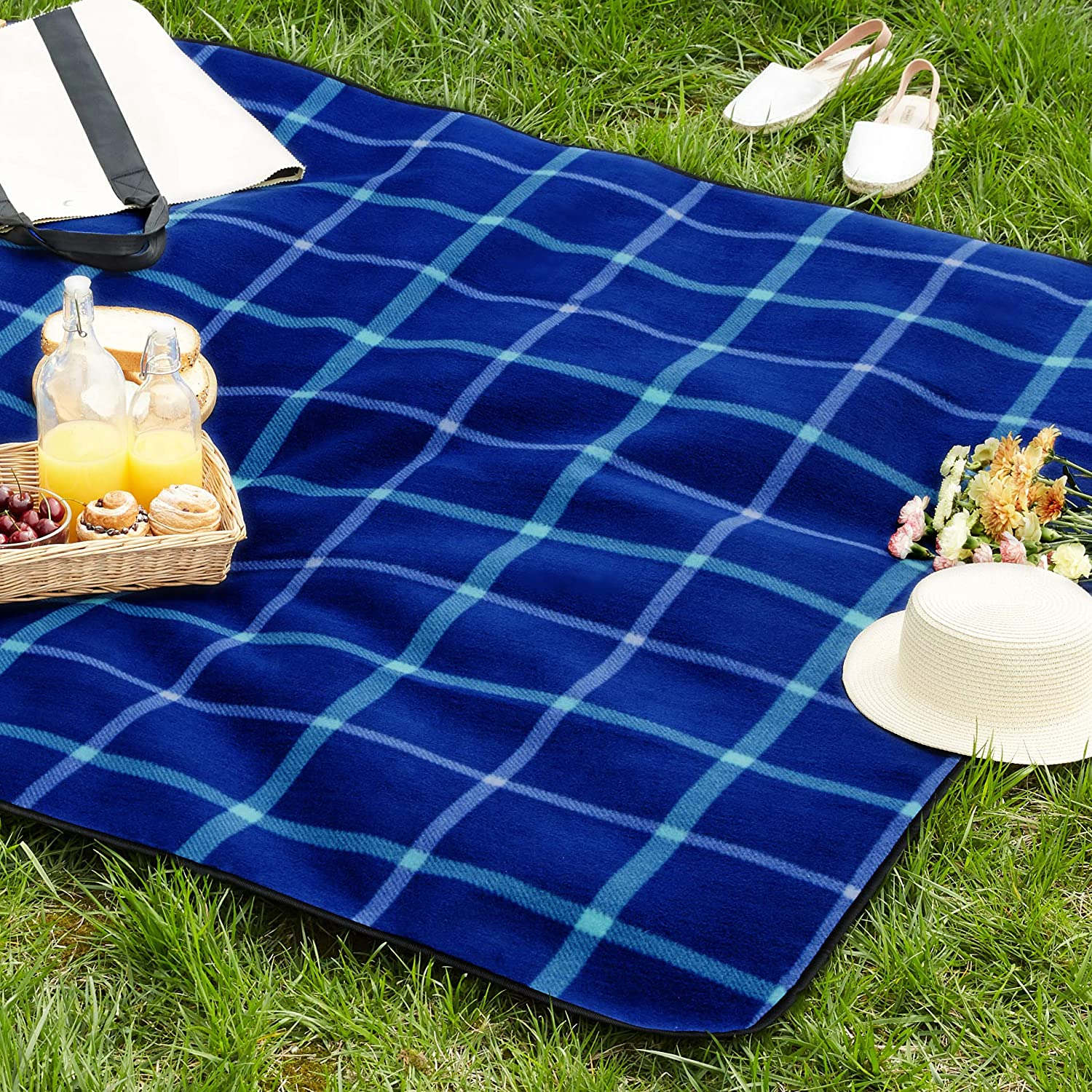 野餐季正当时！Amazon Basics蓝格野餐垫