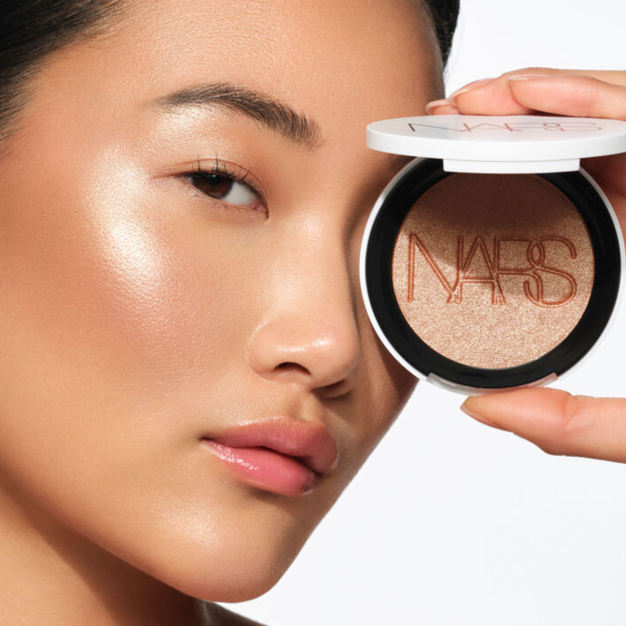 仿佛从肌肤质地透出来的光亮！NARS Light Reflecting柔光高光粉饼6g