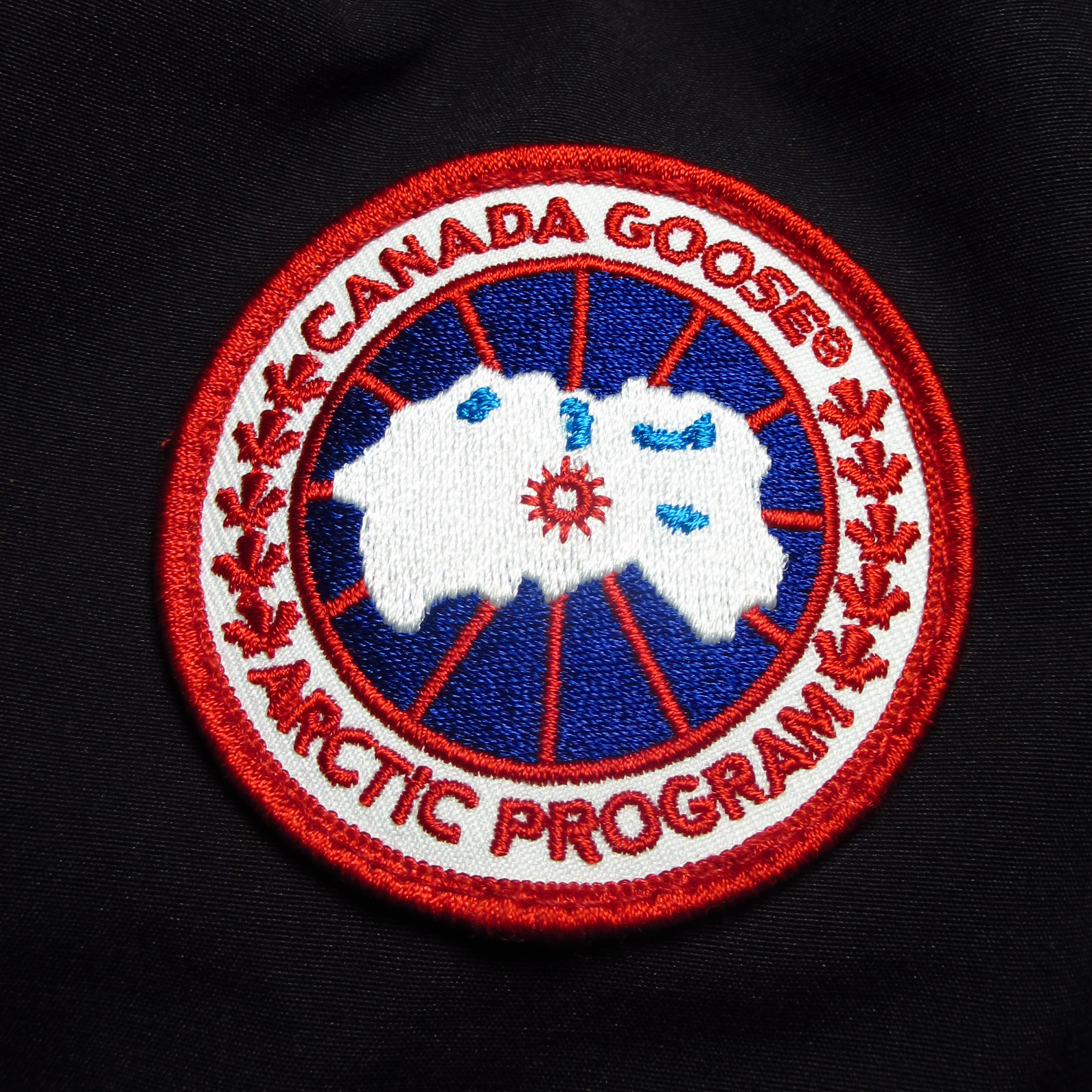 加拿大鹅logo 腼腆图片